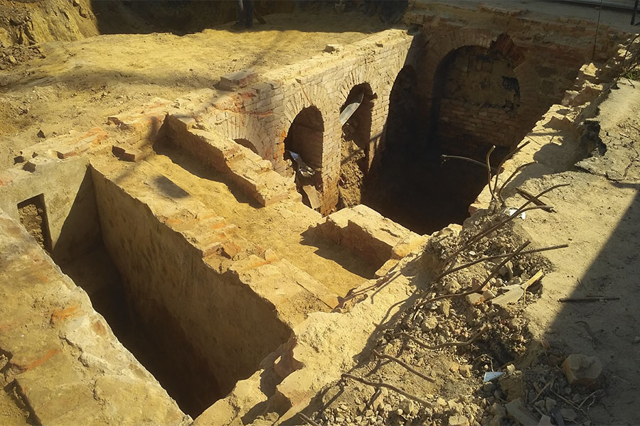 Новини Вінниці / Знайдені під ковшем екскаватора у центрі Вінниці підземелля були поєднані з іншими? Існує тунель (ФОТО, ВІДЕО)