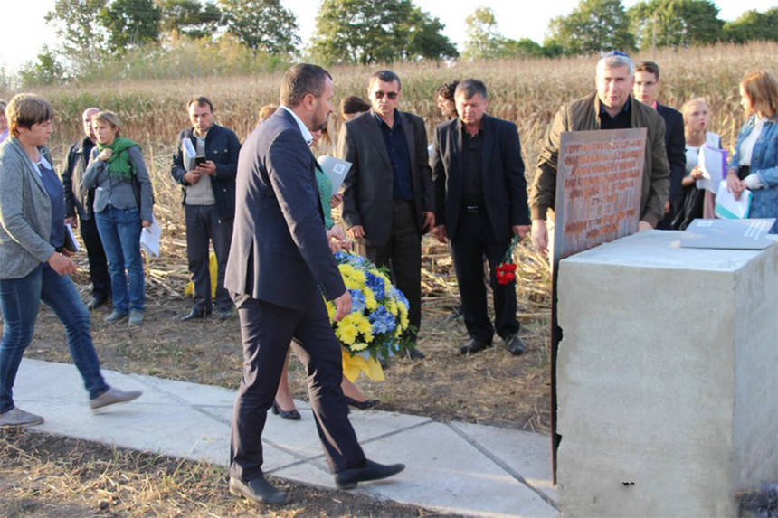 Новини Вінниці / На Вінниччині відкрили меморіал на честь пам’яті жертв Голокосту, на черзі інші (ФОТО)