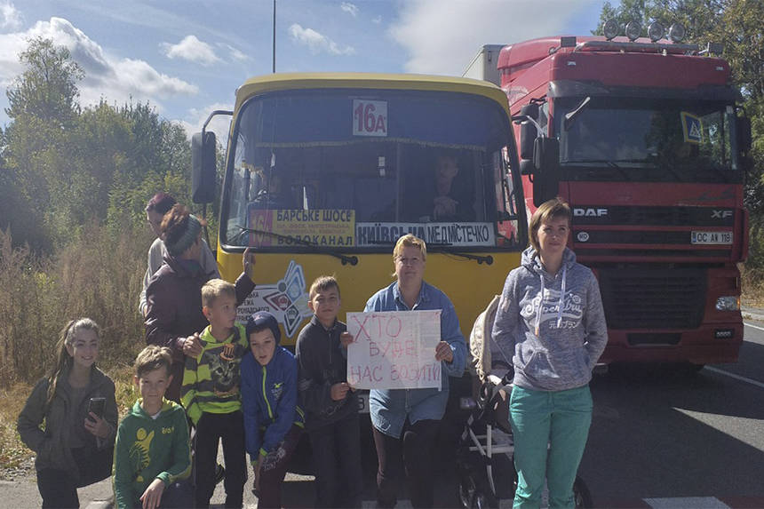 Новини Вінниці / У передмісті Вінниці люди перекривали міжнародну трасу, аби повернути автобусний маршрут (ФОТО)