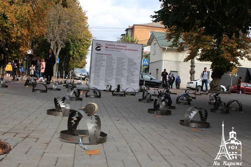 Новини Вінниці / У центрі Вінниці стоять великі капкани, а перехожі пишуть листи в російські тюрми: триває акція на підтримку в’язнів Кремля (ФОТО, ВІДЕО)