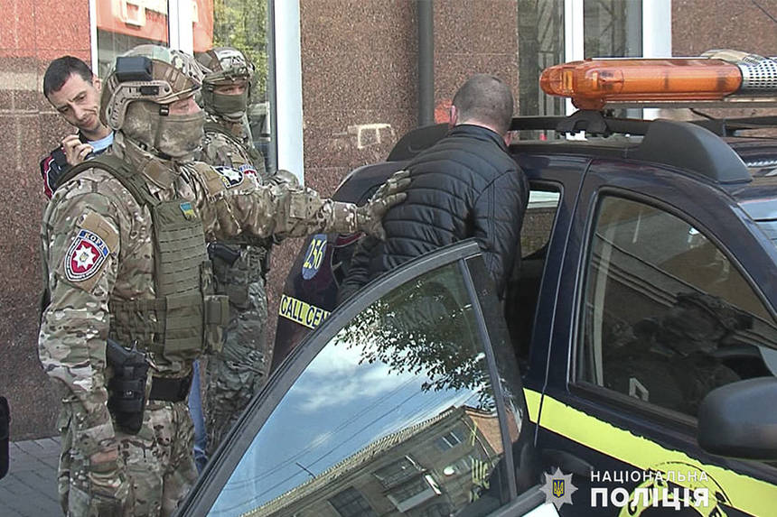 Вінницькі поліцейські затримали підозрюваного у вимаганні коштів з підприємця (ФОТО, ВІДЕО) / Новости Винницы и области / Інформаційний портал На Париже Новини Вінниці / Вінницькі поліцейські затримали підозрюваного у вимаганні коштів з підприємця (ФОТО, ВІДЕО)