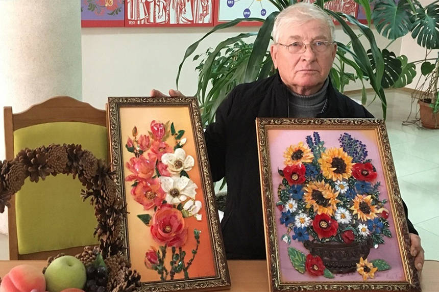 Новини Вінниці / На Вінниччині чоловік знайшов оригінальне застосування відпрацьованим електролампочкам і виготовляє з них картини (ФОТО)