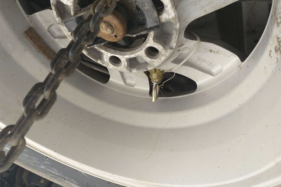 Новини Вінниці / У Вінниці знайдено гранату, яку заклали в колесо автівки (ФОТО)