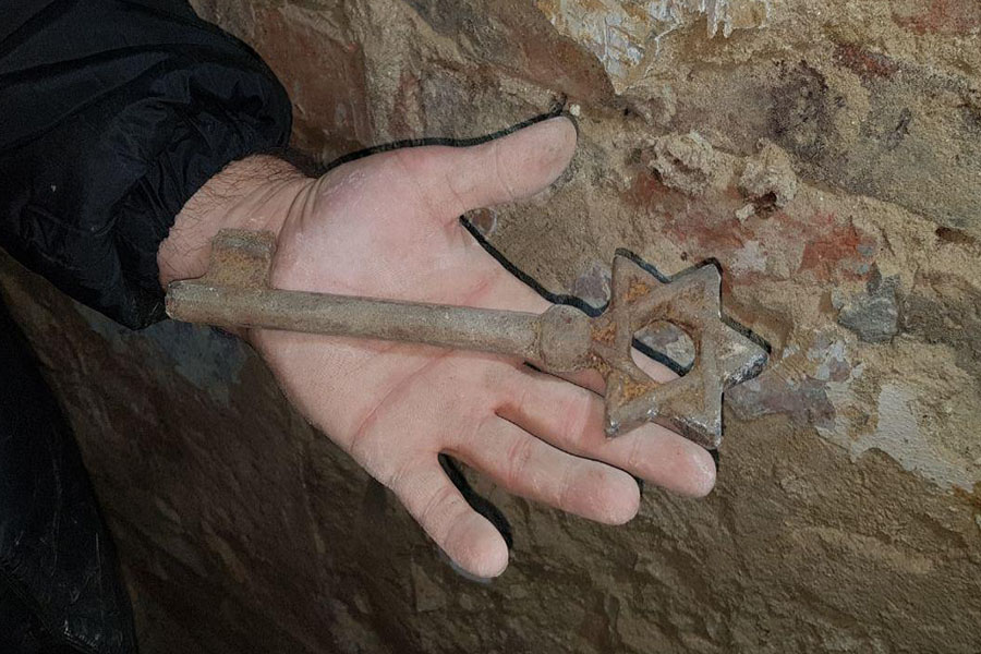 Новини Вінниці / В стіні підвалу вінничанин знайшов ключ «від Єрусалимки» (ФОТО, ВІДЕО)