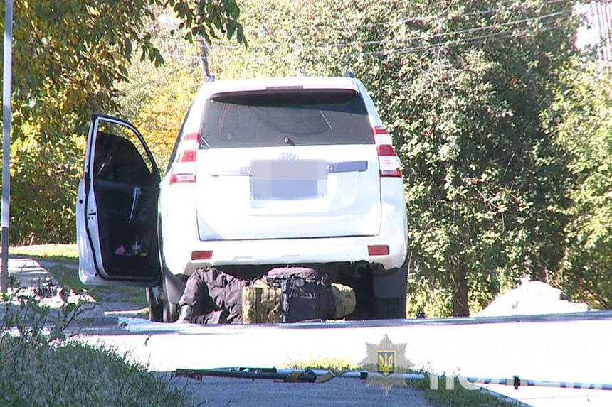 Дізнавшись про гранату в автівці, вінничанин з нею виїхав за територію СТО (ФОТО) / Новости Винницы и области / Інформаційний портал На Париже Новини Вінниці / Дізнавшись про гранату в автівці, вінничанин з нею виїхав за територію СТО (ФОТО)