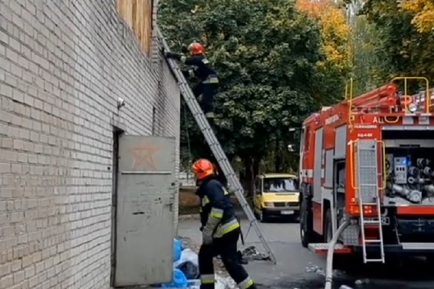 Новини Вінниці / Склад із макулатурою та склотарою горів сьогодні у Вінниці (ВІДЕО) 