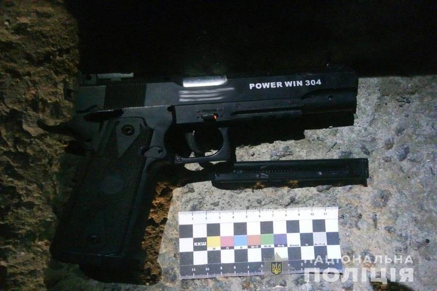 Новини Вінниці / На Вінниччині викрадачі мопеда поранили поліцейського: стріляли з травматичного пістолета  