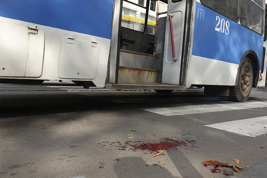 Новини Вінниці / Другий день поспіль у центрі Вінниці збивають пішоходів на переході (ВІДЕО)