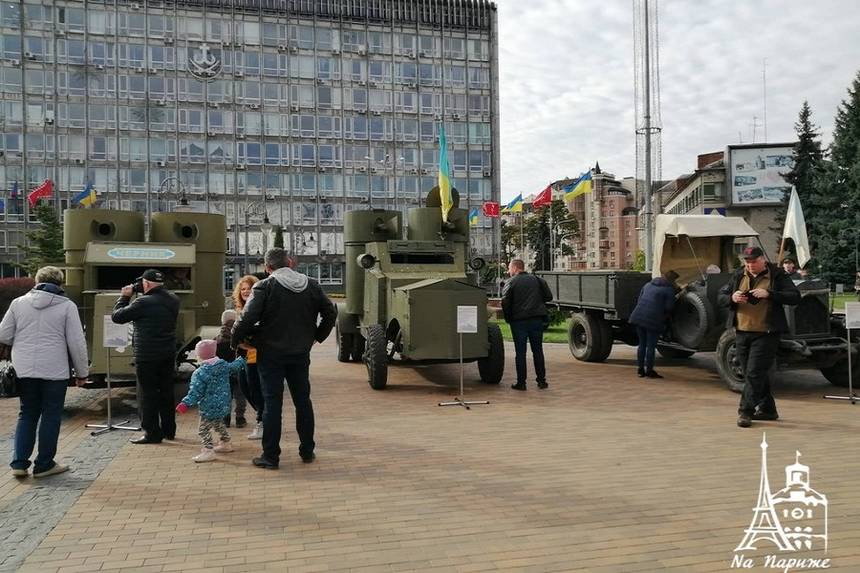 Новини Вінниці / Столітня бронетехніка та гармати у центрі Вінниці: на площі перед міськрадою розгорнуто виставку історичної воєнної техніки (ФОТО, ВІДЕО)