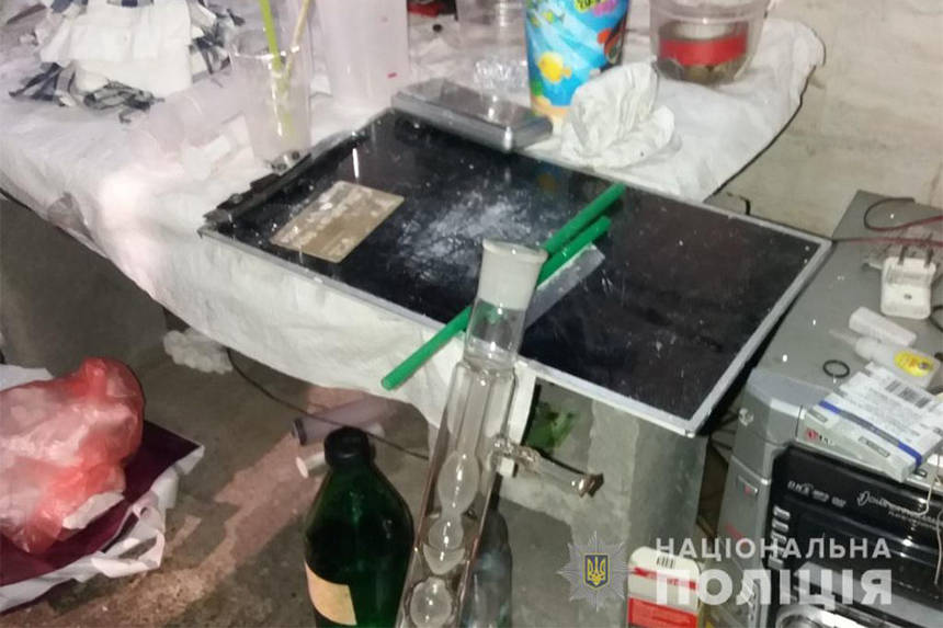 Новини Вінниці / В Ладижині молодик облаштував у гаражі сучасну лабораторію. Сусіди видали «хіміка» поліції (ФОТО)