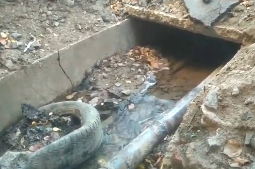 Новини Вінниці / У Вінниці два тижні існує штучна підземна річка, яку утворили пориви у мережі, а містяни роблять з неї стихійний смітник (ВІДЕО)