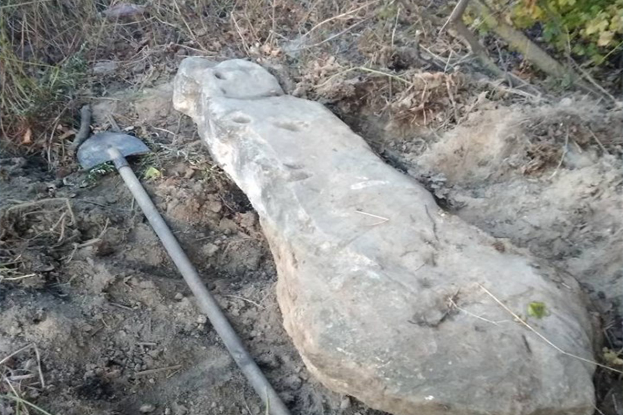 Новини Вінниці /  На Вінниччині знайшли плиту, якій понад 5 тисяч років (ФОТО)