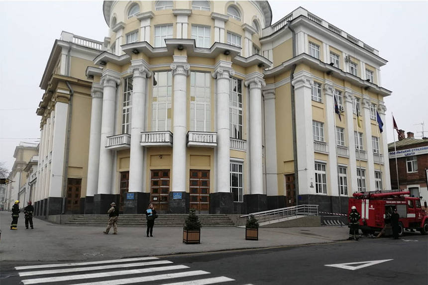 Новини Вінниці / У Вінниці «замінували» будівлю облдержадміністрації та облради (ФОТО, ВІДЕО)