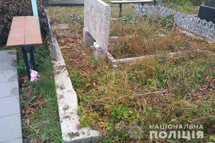 Новини Вінниці / «Заробіток» на цвинтарі: на Вінниччині впіймали чоловіка, який здавав на металобрухт огорожі з кладовища 