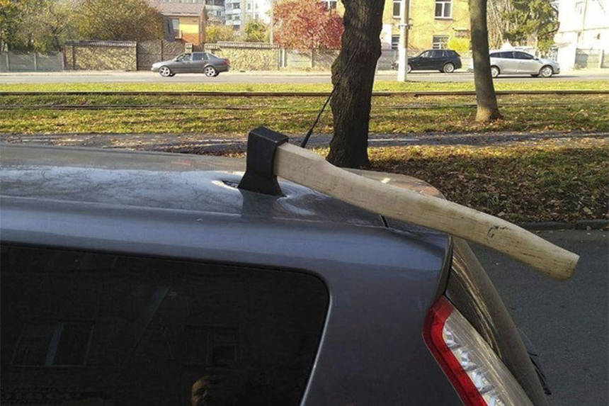 В автівку вінничанина встромили сокиру (ФОТО) / Новости Винницы и области / Інформаційний портал На Париже Новини Вінниці / В автівку вінничанина встромили сокиру (ФОТО)