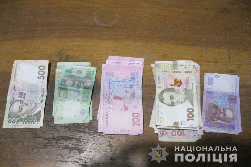 Новини Вінниці / На Вінниччині злодій знайшов «заначку» чоловіка: виніс з хати 25 тисяч гривень (ФОТО) 