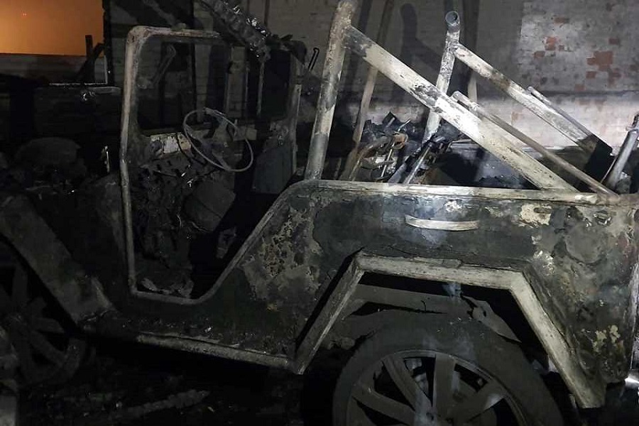 Новини Вінниці / У Вінниці горів клуб антикварних та спортивних авто: вогонь знищив три машини (ФОТО)