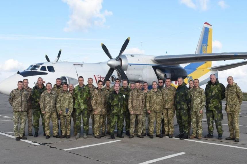 Новини Вінниці / На Вінниччині шведські та українські військові льотчики разом готуються до стандартів НАТО (ФОТО)