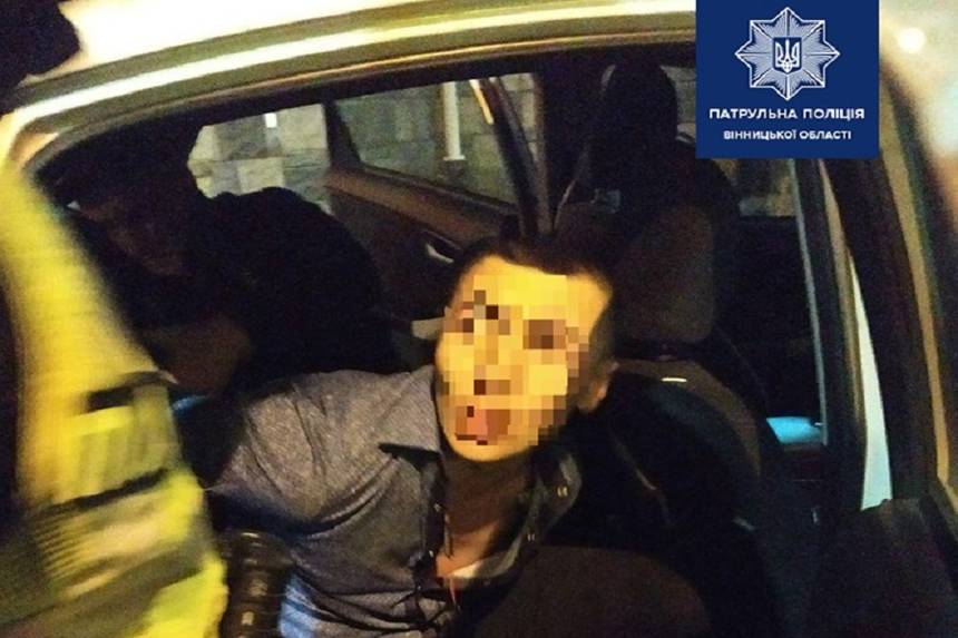 Новини Вінниці / У центрі Вінниці на Хелловін молодик під «кайфом» та алкоголем кидався під колеса авто (ВІДЕО)