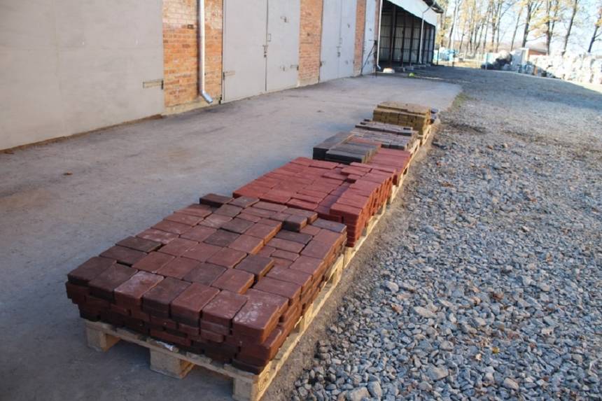 Новини Вінниці / Тротуари в Іллінцях на Вінниччині викладуть плиткою, виготовленою зі сміття (ФОТО)