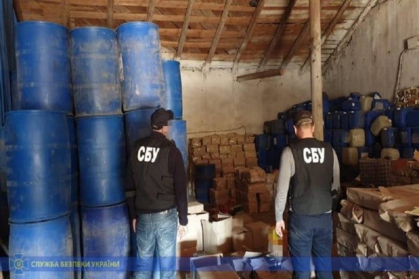 Новини Вінниці / До п’яти тонн «лівого» алкоголю за добу виготовляли ділки на Вінниччині: в СБУ повідомили подробиці викриття підпільного цеху 