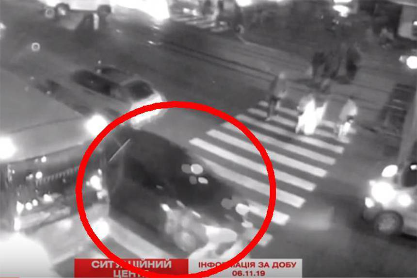 Новини Вінниці / У Вінниці водій ледь не скалічив двох людей на пішоходному переході (ВІДЕО)