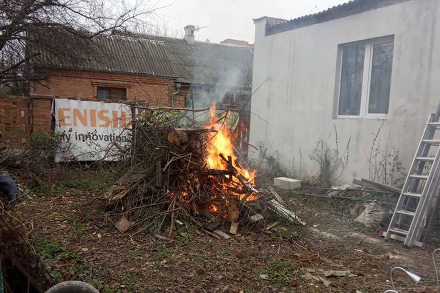 Новини Вінниці / У Вінниці господар розпалив багаття, аби смалити порося. У Муніципальній варті оцінили «жарт» (ФОТО)
