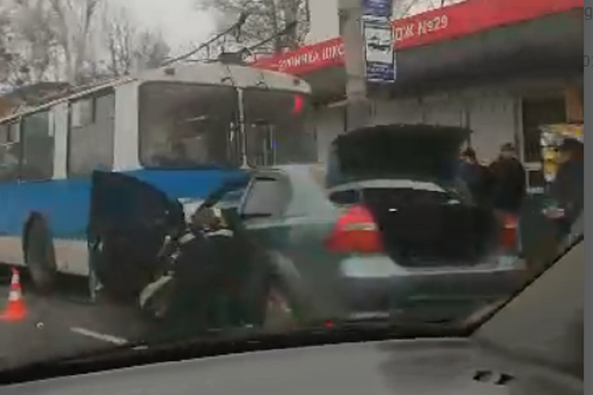 Новини Вінниці / У Вінниці на вулиці Київській «Шевроле» в’їхав у тролейбус: обійшлося без постраждалих (ВІДЕО)
