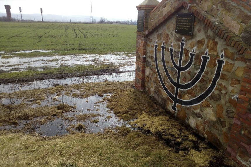 Новини Вінниці / У мережі виклали світлини того, як відходи з Тростянецького спиртзаводу на Вінниччині знищили «все живе» навколо пам’ятника загиблим євреям (ФОТО)