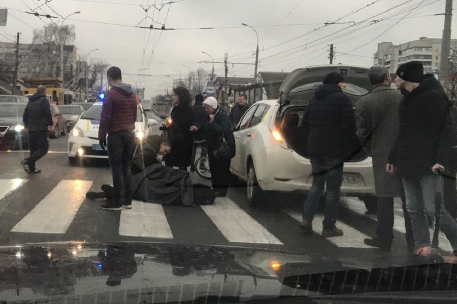 Новини Вінниці / У Вінниці 19-річний велосипедист потрапив під колеса таксі: переїжджав дорогу 