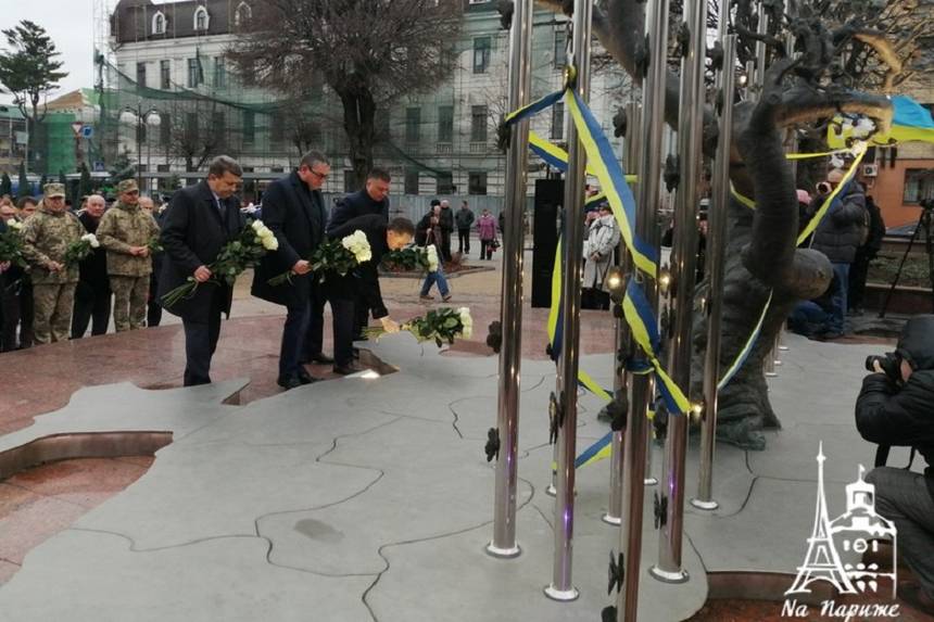 Новини Вінниці / У Вінниці вшановують пам’ять Небесної Сотні: відбулось покладання квітів до «Дерева Свободи» (ФОТО, ВІДЕО)