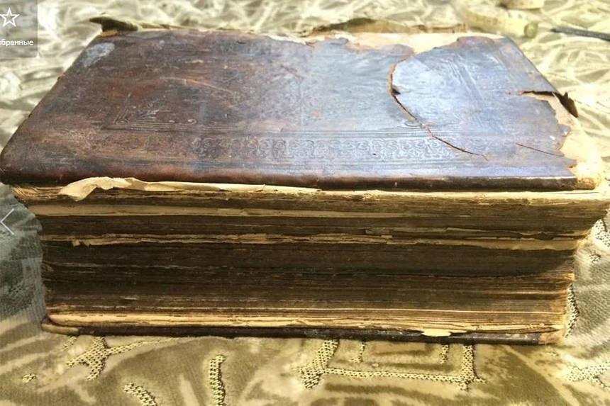 Новини Вінниці / Вінничанин продає старовинну Біблію, зізнаючись, що віддає музейний експонат (ФОТО)