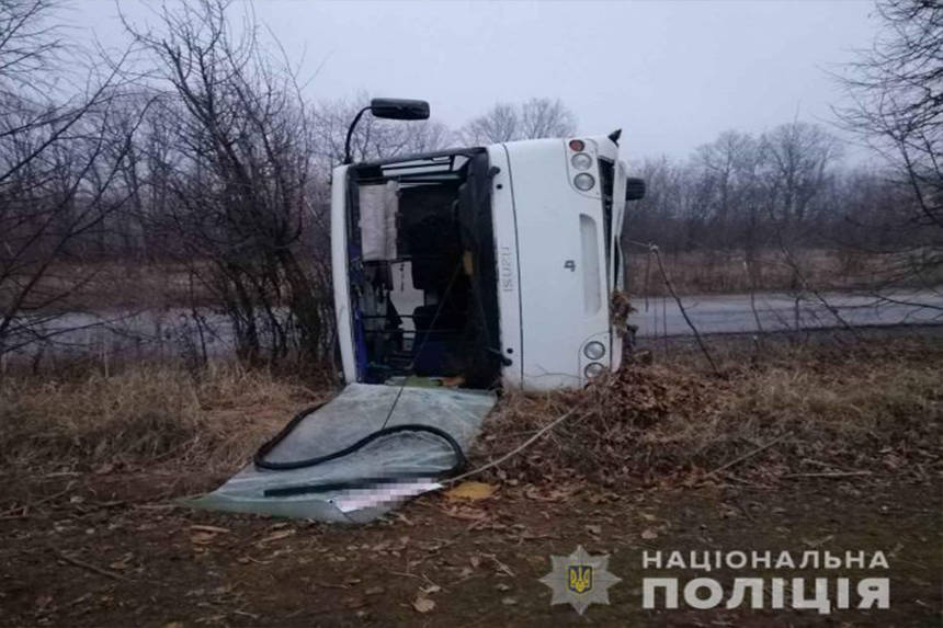 Новини Вінниці / На Вінниччині «зійшов» з дороги та перекинувся рейсовий автобус. П’ятеро людей постраждало (ФОТО) 