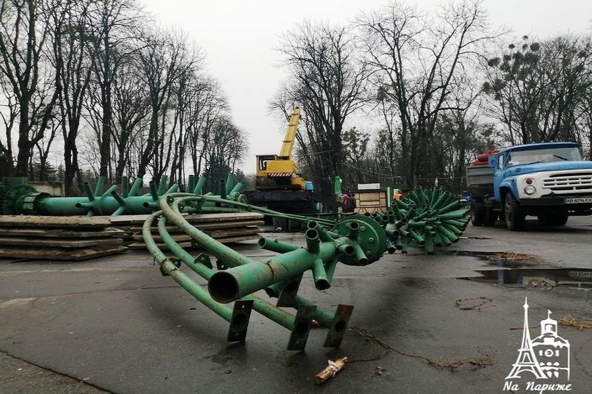 Новини Вінниці / У Вінниці сьогодні починають монтувати головну новорічну ялинку міста: загалом планують витратити понад мільйон гривень (ФОТО)