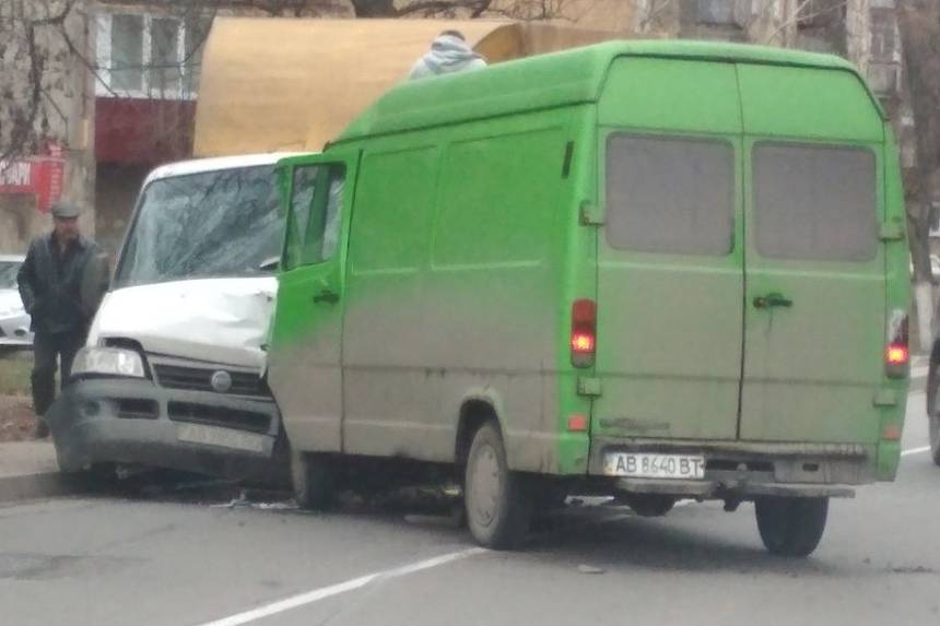 Новини Вінниці / Два «буса» зіштовхнулись у Вінниці. Є постраждалі (ФОТО)