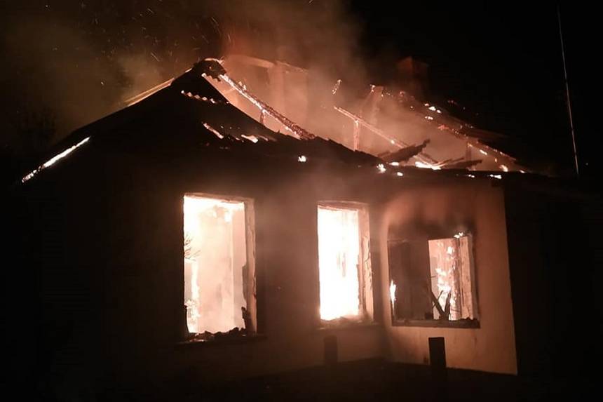 Новини Вінниці / Дитячий садочок та ФАП згоріли ввечері у селі на Вінниччині: пожежу гасили 22 рятувальники (ФОТО)