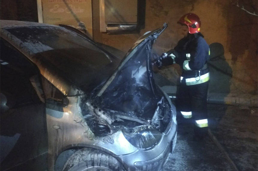 Новини Вінниці / У Вінниці вогонь ледь не знищив Mercedes-Benz