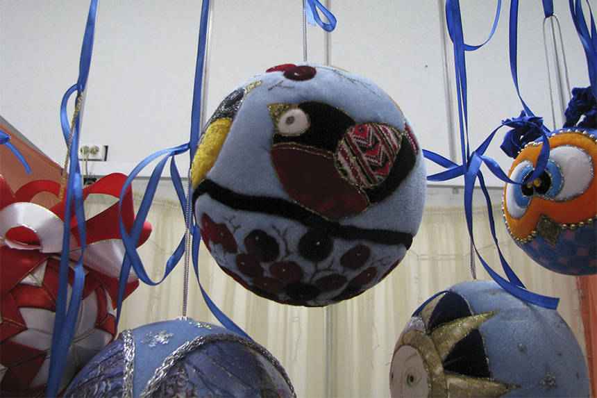 Новини Вінниці / Вінничан намагалися зацікавити новорічними кулями, зробленими за східною технікою (ФОТО) 