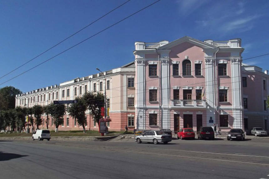 Новини Вінниці / Три статуї жінок у центрі Вінниці: мер Моргунов презентував появу «класної дами» біля 2-ої школи