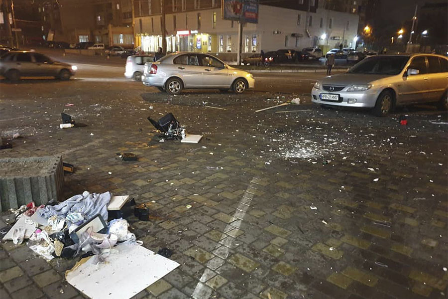 Вечірні пристасті у Вінниці. Через нервовий зрив жінка влаштувала «велике прибирання» та викинула з вікна на перехожих техніку і скло (ФОТО) / Новости Винницы и области / Інформаційний портал На Парижі Новини Вінниці / Вечірні пристасті у Вінниці. Через нервовий зрив жінка влаштувала «велике прибирання» та викинула з вікна на перехожих техніку і скло (ФОТО)