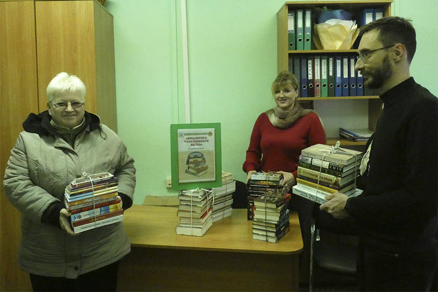 Новини Вінниці / ВАС передав  вінницькому «Мольфару» книги для військових