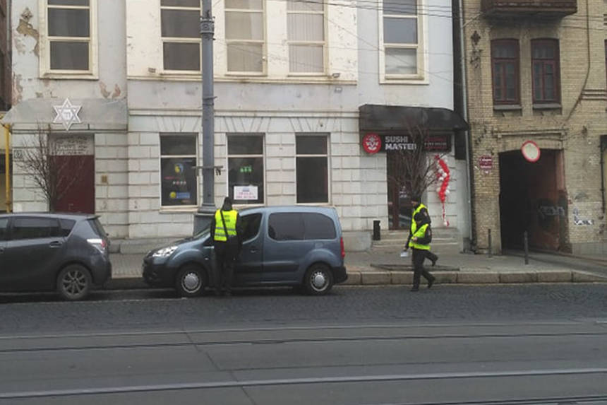 Новини Вінниці / Вінницьким інспекторам з паркування доведеться позапланово замовляти «виховні» листівки: перший тираж майже вичерпано, адже роздавали навіть суддям