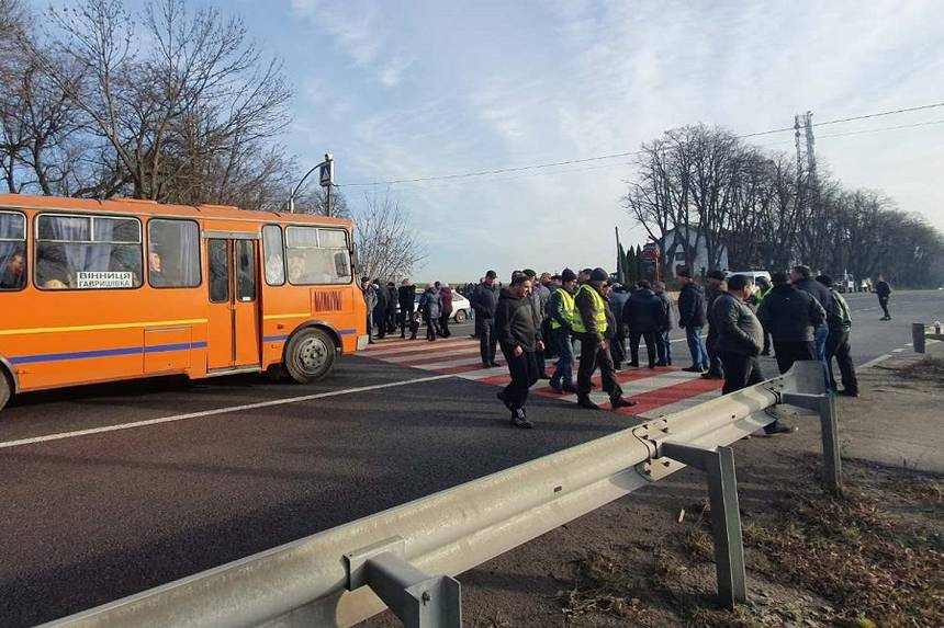 Новини Вінниці / Під Вінницею через «ринок землі» аграрії перекрили дорогу (ФОТО)