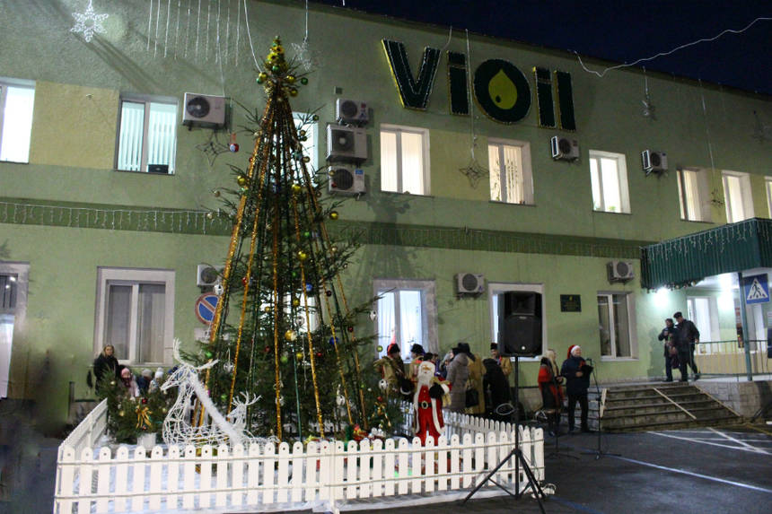 Новини Вінниці / Вінницькі депутати Чаленко і Власюк урочисто відкрили ялинку для мешканців мікрорайону у Вінниці (ФОТО)