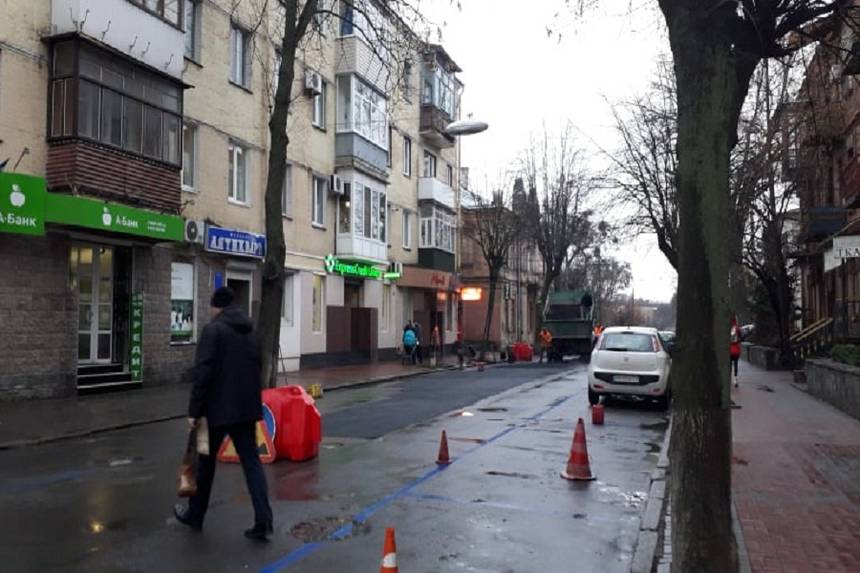 Новини Вінниці / Через тривалі ремонтні роботи у центрі Вінниці виник затор (ФОТО)