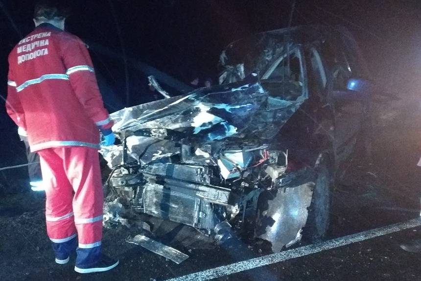 Новини Вінниці / Моторошна аварія біля Гнівані на Вінниччині: одна людина загинула, двоє дорослих та двоє дітей постраждали (ФОТО)