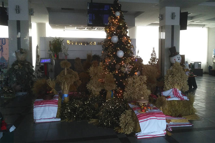 Новини Вінниці / В фойє Вінницької міськради відкрили виставку дідухів (ФОТО)