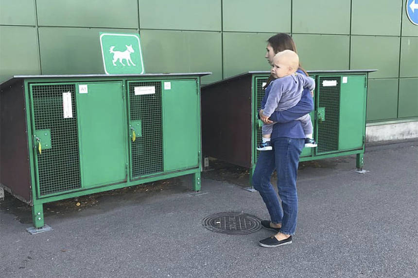 Біля супермаркету у Вінниці встановили «камеру схову» для собак / Новости Винницы и области / Інформаційний портал На Париже Новини Вінниці / Біля супермаркету у Вінниці встановили «камеру схову» для собак