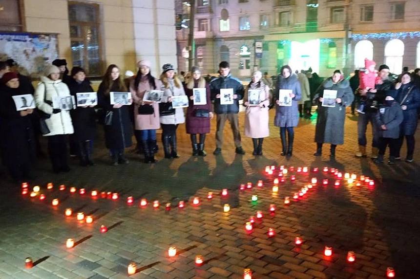 Новини Вінниці / Літак із сотні лампадок виклали вінничани у центрі міста: вшанували пам’ять загиблих в авіакатастрофі у Тегерані (ФОТО)