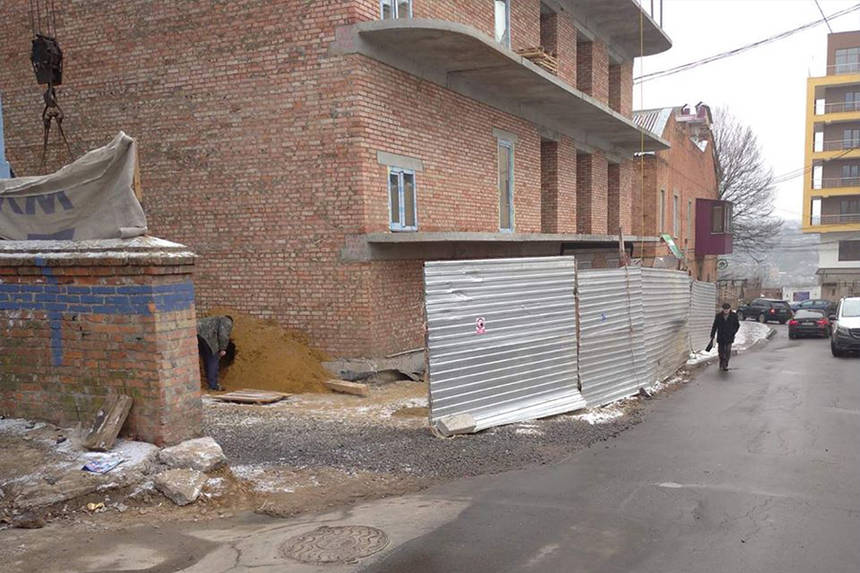 Новини Вінниці / Власнику суперечливого будівництва у центрі Вінниці виписали перший адмінпротокол  (ФОТО)